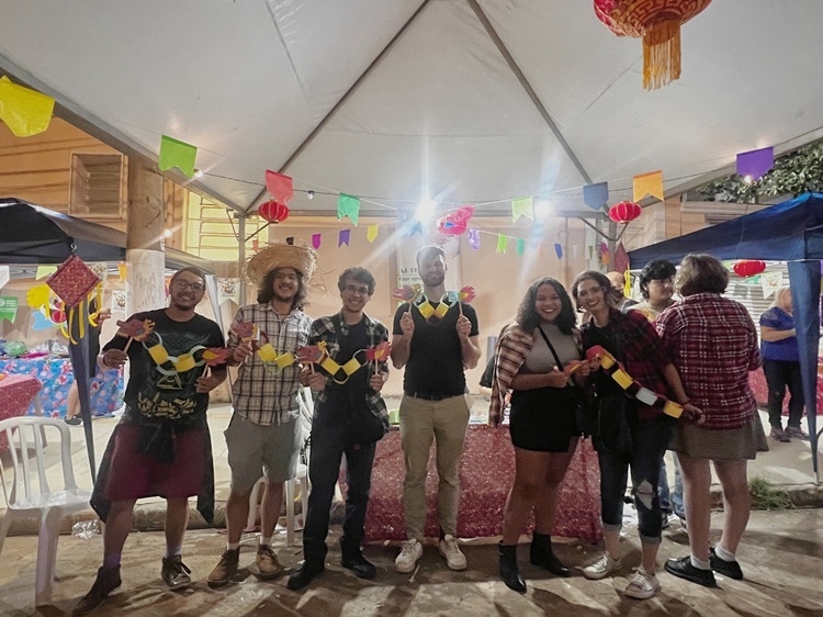 參與者體驗(yàn)文化碰撞與融合的樂趣。 圣保羅州立大學(xué)孔子學(xué)院供圖