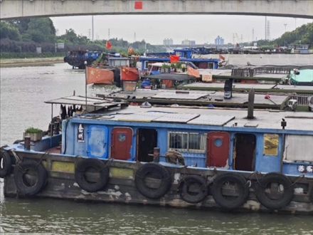 停泊在水上服務(wù)區(qū)的船只。人民網(wǎng)記者 黃鈺攝