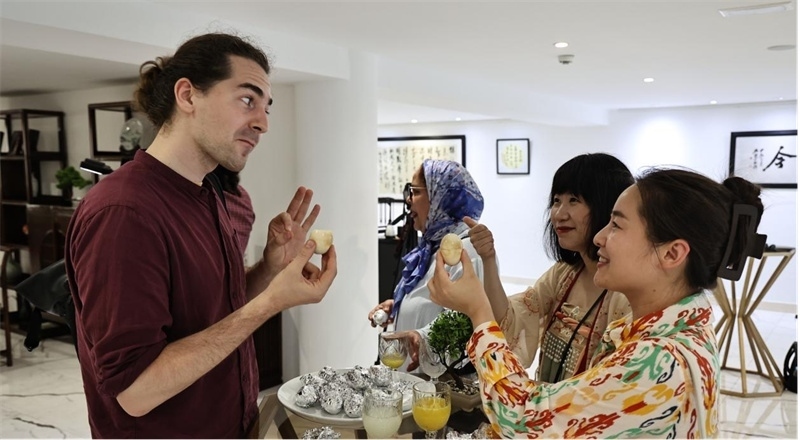 嘉賓品嘗茶葉蛋。拉巴特中國(guó)文化中心供圖