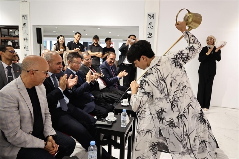 長(zhǎng)嘴壺斟茶。拉巴特中國(guó)文化中心供圖