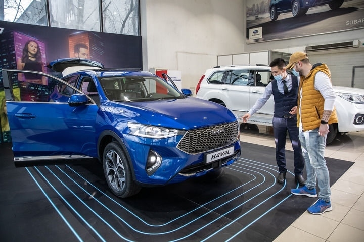 2021年4月1日，銷售人員在哈薩克斯坦阿拉木圖市經(jīng)銷商店向消費者介紹哈弗汽車。新華社發(fā)（阿斯塔納汽車公司供圖）
