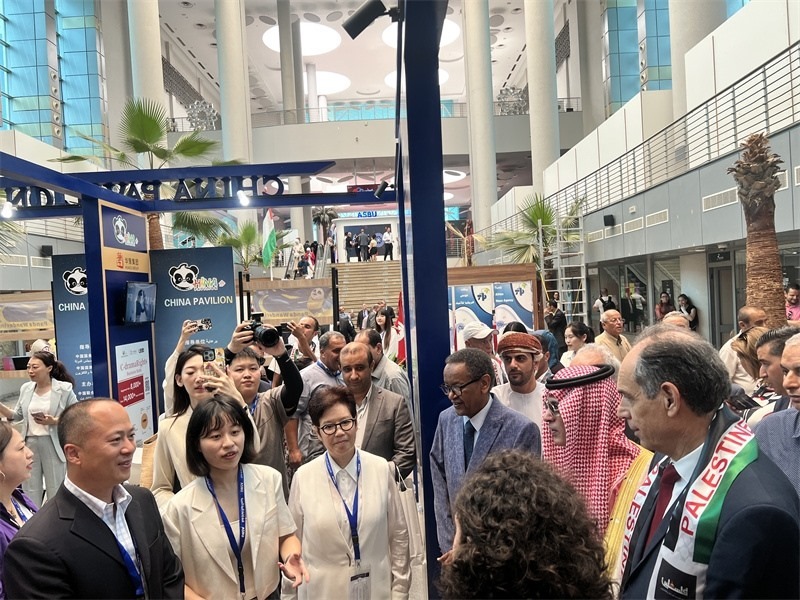 沙特廣播電視局首席執(zhí)行官、阿廣聯(lián)主席穆罕默德（右二）、阿廣聯(lián)秘書(shū)長(zhǎng)蘇萊曼（右三）等阿拉伯國(guó)家嘉賓參觀展臺(tái)。主辦方供圖