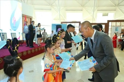 △當(dāng)?shù)貢r(shí)間6月27日，2024“未來(lái)世界”國(guó)際青少年藝術(shù)展演在塔吉克斯坦國(guó)家博物館開(kāi)幕。