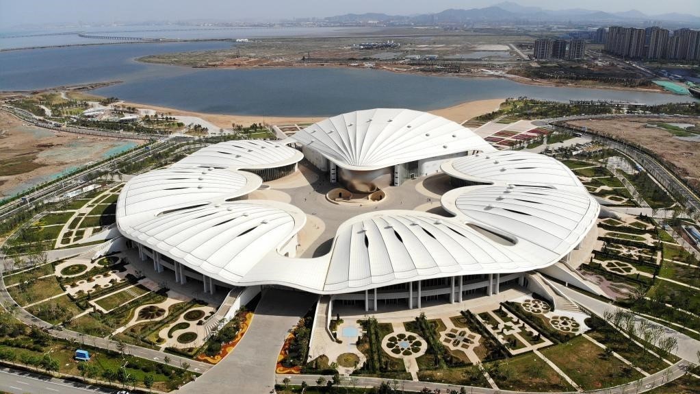 △位于中國(guó)—上海合作組織地方經(jīng)貿(mào)合作示范區(qū)的青島·上合之珠國(guó)際博覽中心