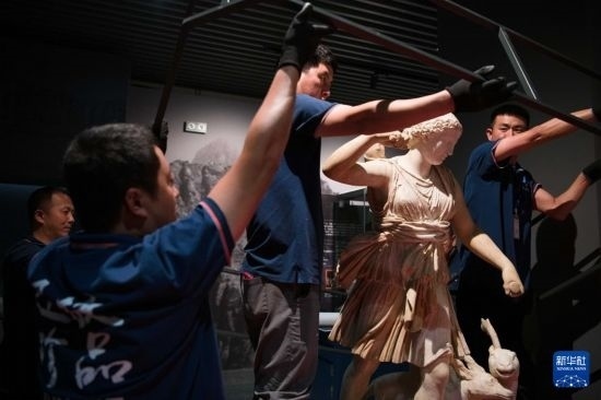 7月2日，工作人員將開箱后的古希臘文物放置在展臺上。新華社記者 張端 攝