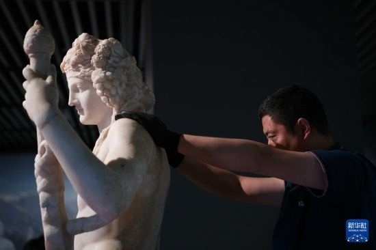 7月2日，工作人員將開箱后的古希臘文物放置在展臺上。新華社記者 張端 攝