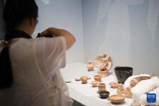 7月2日，開箱后的古希臘文物被工作人員移入展柜。新華社記者 張端 攝