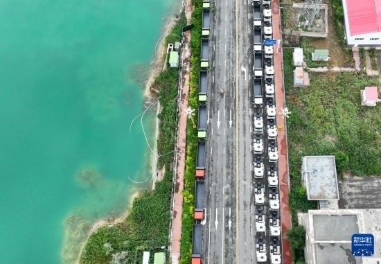 7月2日，車輛在巴克圖口岸有序出境（無人機(jī)照片）。新華社發(fā)（馬丁 攝）
