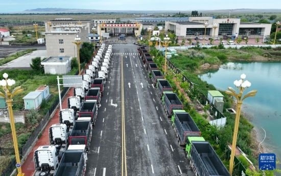 7月2日，車輛在巴克圖口岸有序出境（無人機(jī)照片）。新華社發(fā)（馬丁 攝）