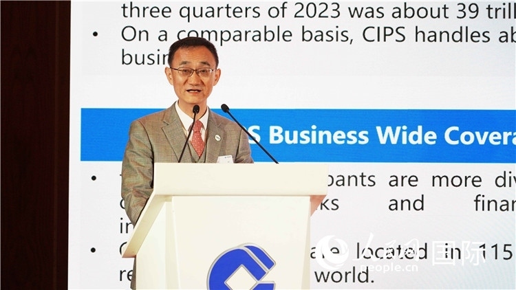 跨境銀行間支付清算有限責任公司總裁許再越發(fā)言。 人民網(wǎng) 張茜 攝