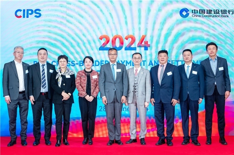 鄭冰開公使與CIPS公司、建行總行以及在南中資銀行合影、留念。（中國建設銀行約翰內(nèi)斯堡分行供圖）