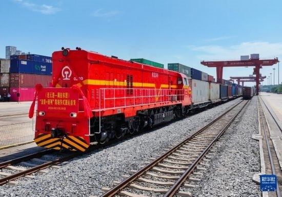 5月29日，在中哈連云港物流合作基地，首列連云港-阿拉木圖“滾裝+班列”跨境多式聯(lián)運專列整裝待發(fā)（無人機(jī)照片）。新華社發(fā)（王健民 攝）