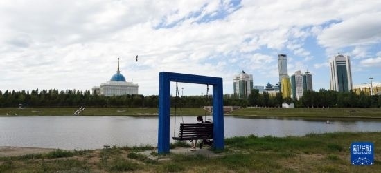 6月30日，一名女子在哈薩克斯坦首都阿斯塔納伊希姆河畔休息。新華社記者 王建華 攝