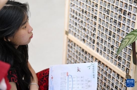 7月3日，外國學(xué)生在了解中國的活字印刷。新華社記者 李然 攝