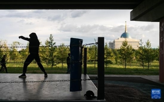 7月2日，在哈薩克斯坦首都阿斯塔納，一名男子在橋下運動場練習拳擊。新華社記者 白雪騏 攝