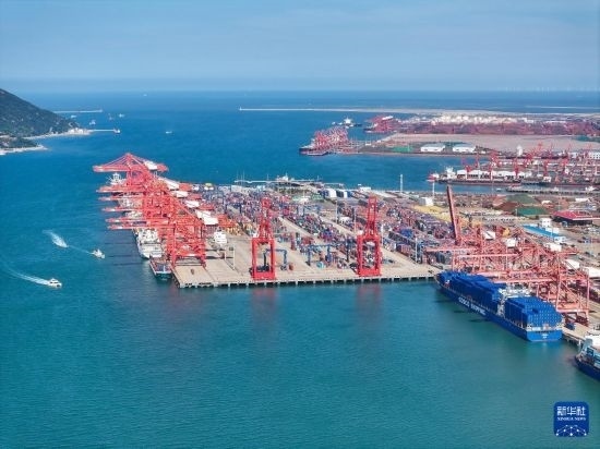 6月26日，貨輪停靠在連云港港集裝箱碼頭（無人機(jī)照片）。新華社記者 季春鵬 攝