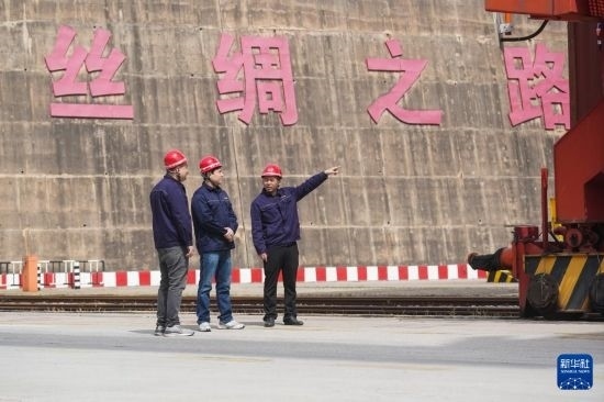 中哈兩國工作人員在中哈連云港物流合作基地交流（2023年5月10日攝）。新華社記者 季春鵬 攝