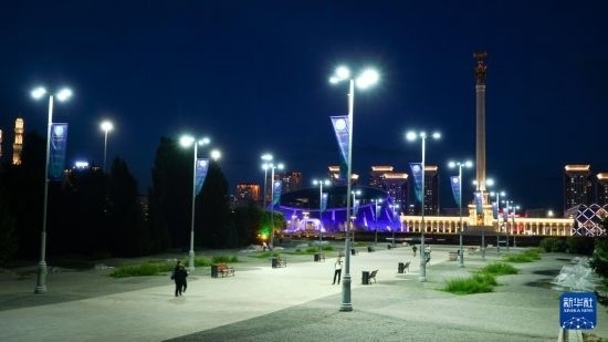 這是7月2日在哈薩克斯坦首都阿斯塔納拍攝的獨(dú)立廣場(chǎng)上的紀(jì)念柱（右后）。新華社記者 王建華 攝