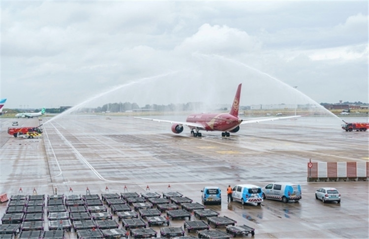 圖為布魯塞爾-上海返程航班出發(fā)前，布魯塞爾機場方面為返程航班舉行水門儀式。吉祥航空供圖