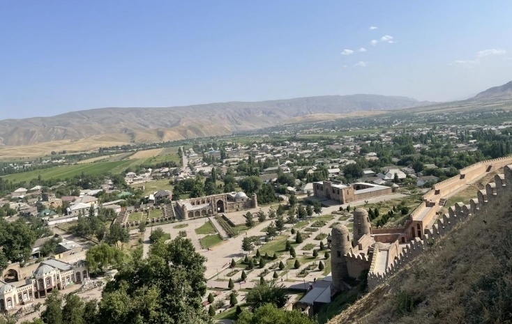 位于塔吉克斯坦杜尚別西北的吉薩爾古城，有著3000多年歷史。有研究認(rèn)為，張騫出使大宛回程途中曾經(jīng)過此地。圖為從吉薩爾古城城墻俯瞰城門與市鎮(zhèn)。本報記者 曲頌 攝