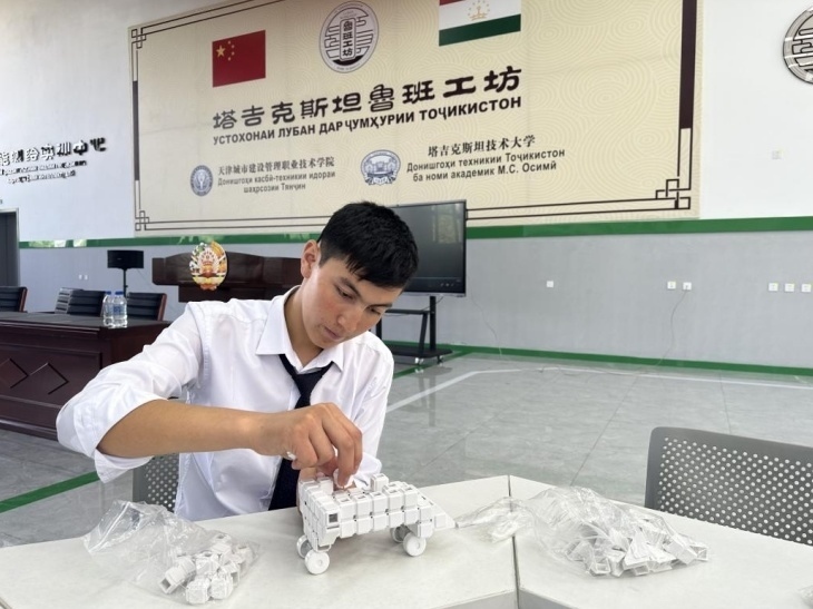 在塔吉克斯坦魯班工坊內(nèi)，學(xué)員正在操作能力源創(chuàng)新套件。本報記者 屈佩 攝