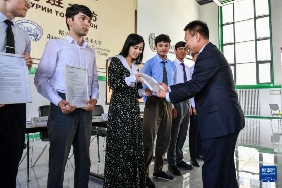 7月3日，在塔吉克斯坦首都杜尚別，天津城市建設(shè)管理職業(yè)技術(shù)學(xué)院的負(fù)責(zé)人為魯班工坊赴華留學(xué)生頒發(fā)錄取通知書。新華社記者 曹陽(yáng) 攝