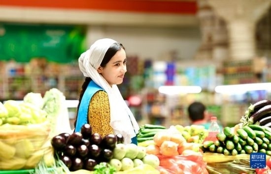 這是7月3日在塔吉克斯坦首都杜尚別大巴扎內(nèi)拍攝的營業(yè)者。新華社記者 姚大偉 攝