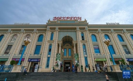 這是7月1日在塔吉克斯坦首都杜尚別拍攝的大巴扎外景。新華社記者 周荻瀟 攝