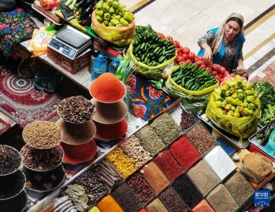 這是7月3日在塔吉克斯坦首都杜尚別拍攝的大巴扎內(nèi)景。新華社記者 燕雁 攝