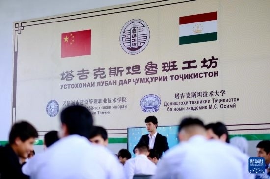 6月14日，學(xué)生們?cè)谒怂固故锥级派袆e的魯班工坊內(nèi)學(xué)習(xí)。新華社記者 鄭開君 攝