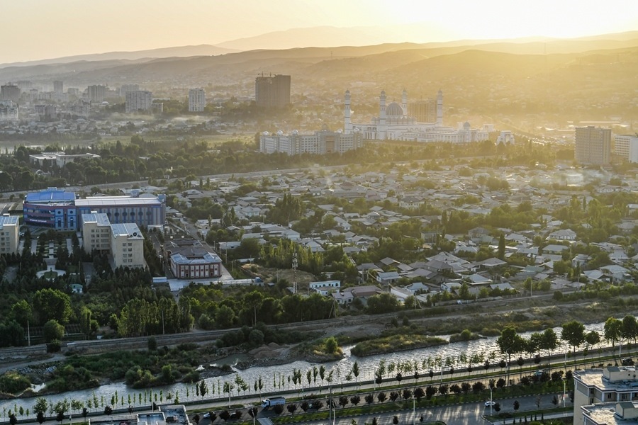 這是2024年6月26日拍攝的塔吉克斯坦首都杜尚別城市風(fēng)光。新華社記者 曹陽 攝