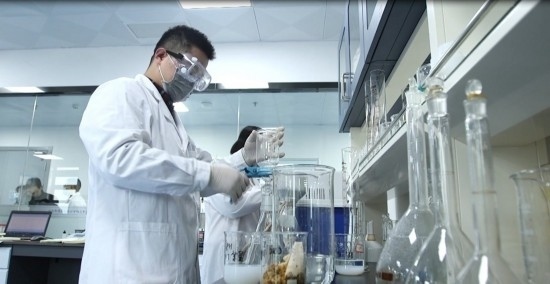 中國科學院贛江創(chuàng)新研究院科研人員在做實驗。