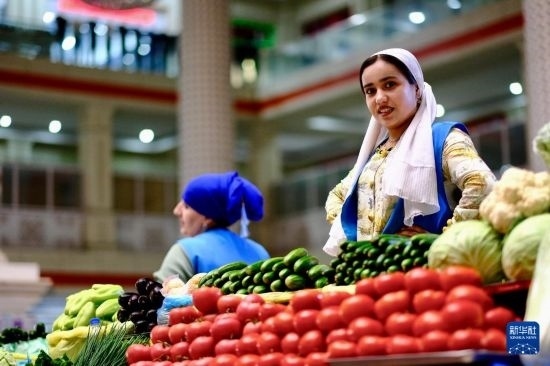 這是6月13日在塔吉克斯坦首都杜尚別大巴扎內(nèi)拍攝的營業(yè)者。新華社記者 鄭開君 攝