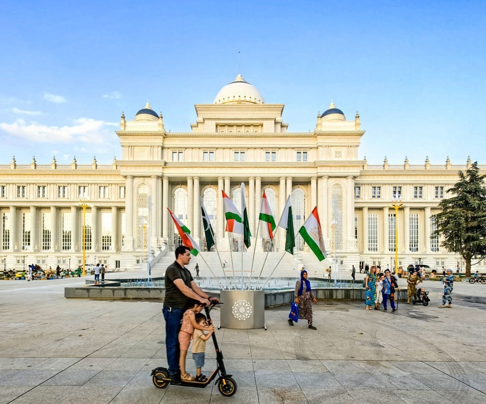 2024年7月1日，人們在塔吉克斯坦議會大樓前的廣場上休閑。