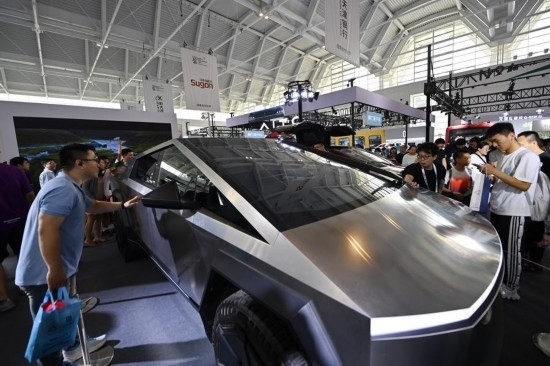 在天津舉行的2024世界智能產(chǎn)業(yè)博覽會(huì)上，觀眾在特斯拉展臺(tái)參觀（6月22日攝）。新華社記者 李然 攝