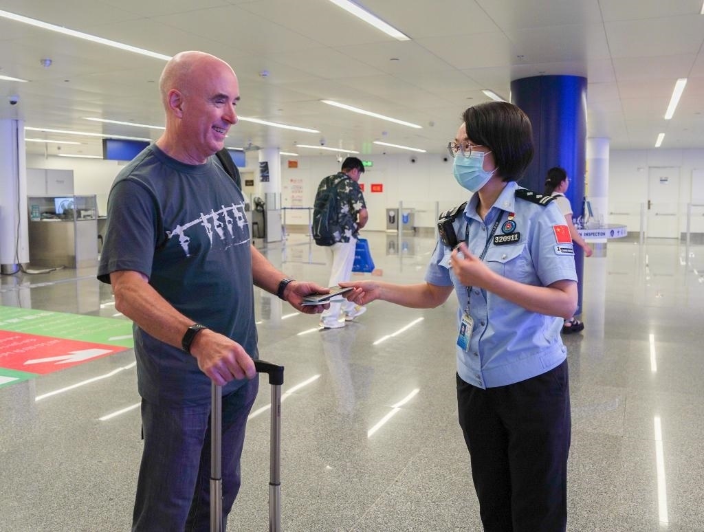  7月2日，南寧邊檢站移民管理警察引導(dǎo)外籍旅客有序通關(guān)。（南寧邊檢站供圖）