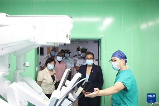 7月5日，塞舌爾衛(wèi)生部長維多在中國海軍“和平方舟”號醫(yī)院船上參觀。新華社發(fā)（劉志磊 攝）