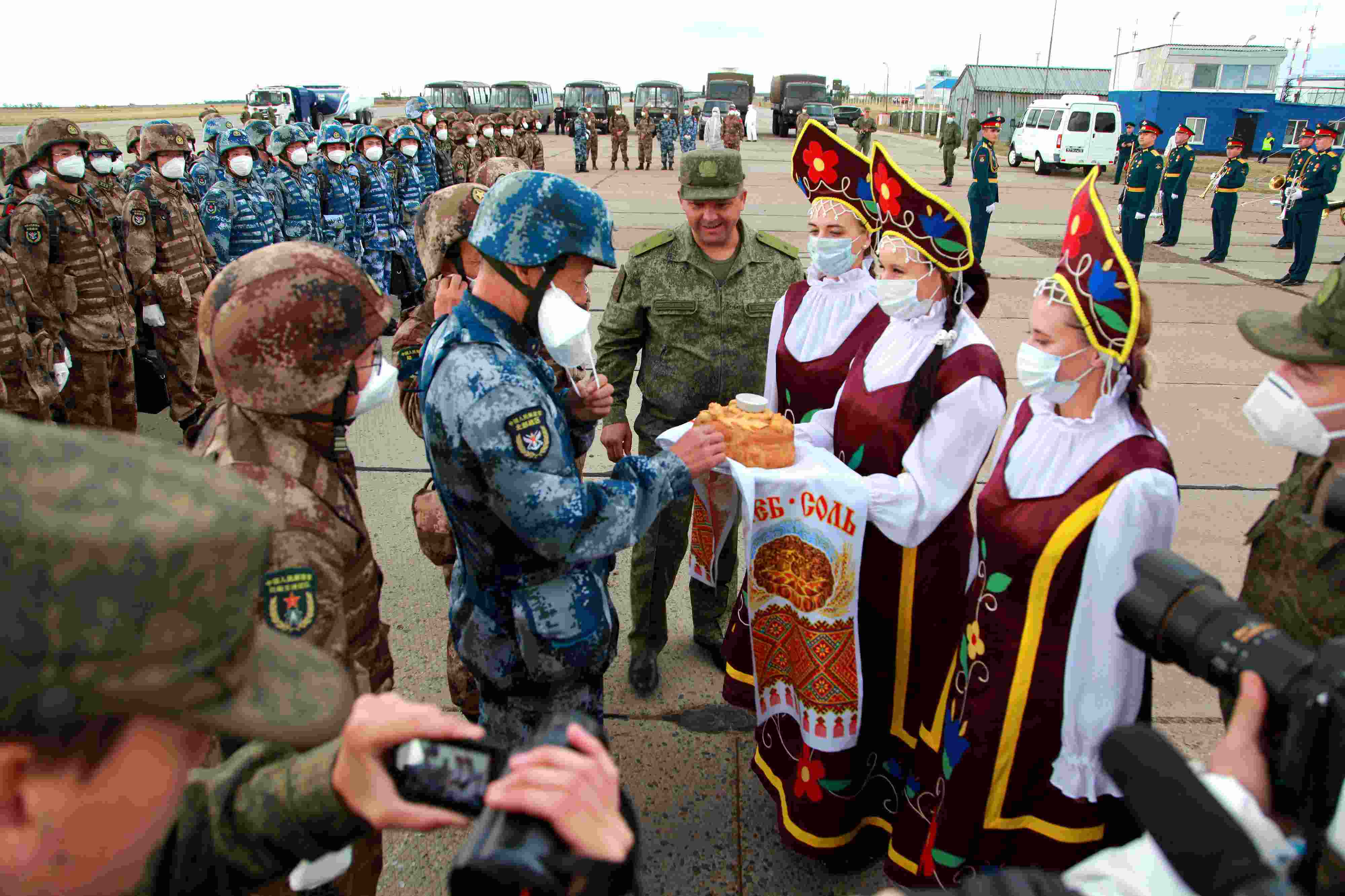 當(dāng)?shù)貢r間2021年9月10日，跨境參加“和平使命-2021”上海合作組織成員國聯(lián)合反恐軍演的中方部隊導(dǎo)演部抵達(dá)俄羅斯奧倫堡“東古茲”靶場演習(xí)地域。圖為俄方人員為中方人員舉行歡迎儀式。