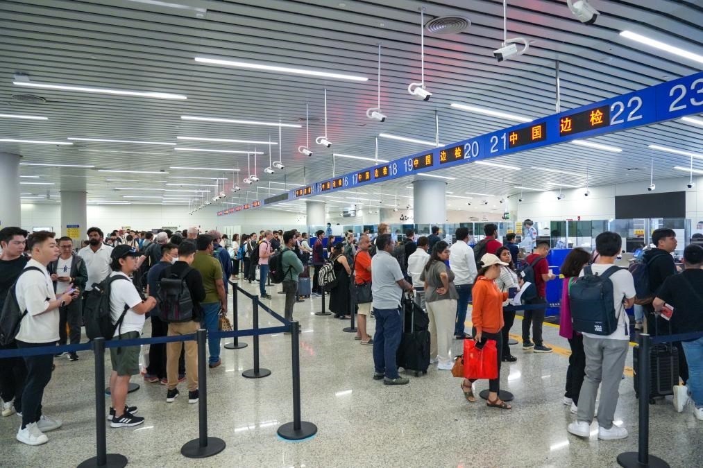 7月4日，白云邊檢站旅客通關(guān)現(xiàn)場。（白云邊檢站供圖）