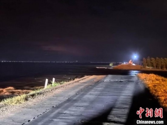  7月6日凌晨，湖南岳陽華容縣團洲垸洞庭湖一線堤防決口現(xiàn)場。中新社記者 白祖偕 攝
