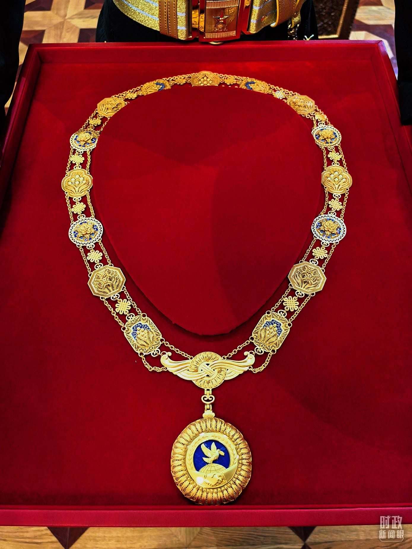 △中華人民共和國“友誼勛章”。（總臺(tái)央視記者范學(xué)禹拍攝）