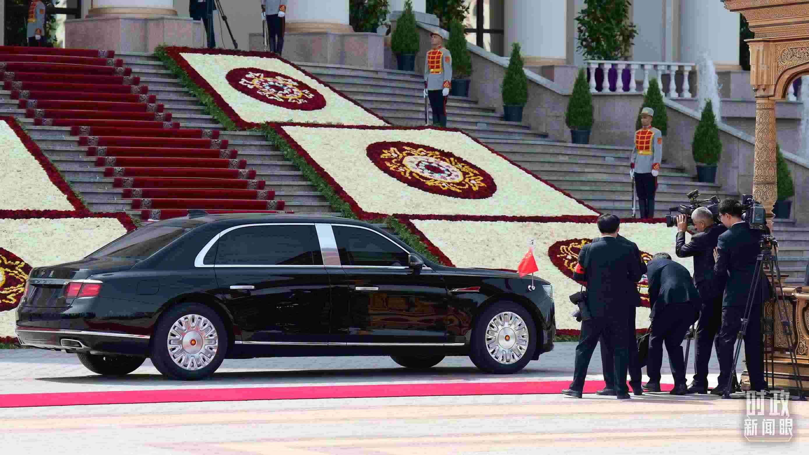 △習(xí)主席乘坐的紅旗車抵達(dá)塔總統(tǒng)府。（總臺(tái)記者李晉拍攝）