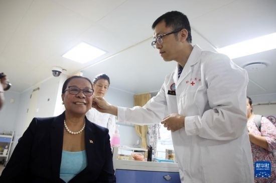 7月5日，塞舌爾衛(wèi)生部長維多在中國海軍“和平方舟”號醫(yī)院船上體驗中醫(yī)。新華社發(fā)（劉志磊 攝）