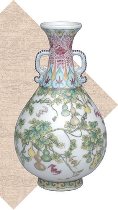 清代瓷胎畫(huà)琺瑯福壽連綿雙耳瓶。臺(tái)北故宮博物院藏