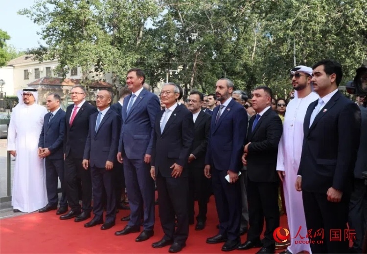 上合組織秘書(shū)長(zhǎng)及成員國(guó)駐華使節(jié)參加活動(dòng)。人民網(wǎng) 俄布拉依·對(duì)山攝