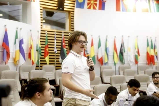 7月8日，美國中田納西州立大學(xué)大一學(xué)生雅克布·揚在共譜華美和音交流營上分享。新華社發(fā)