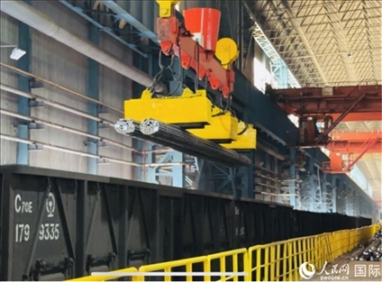 通鋼產(chǎn)品正在裝車。人民網(wǎng) 謝瑩攝