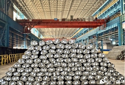 廠房內(nèi)待運輸?shù)耐ㄤ摦a(chǎn)品。人民網(wǎng) 謝瑩攝