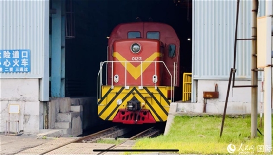 通鋼產(chǎn)品通過鐵路運輸出場。人民網(wǎng) 謝瑩攝