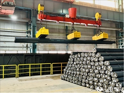 通鋼產(chǎn)品正在裝車。人民網(wǎng) 謝瑩攝